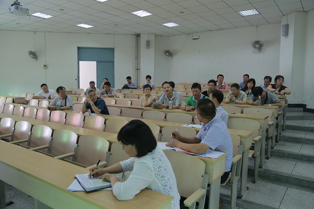 西华大学第二届教职工代表大会第十次会议顺利