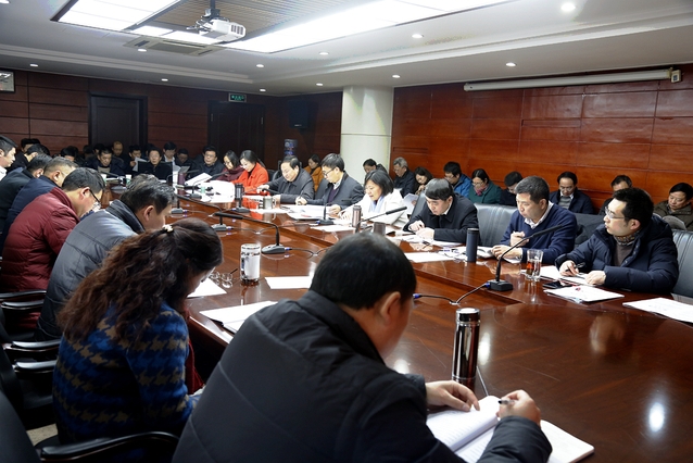 校党委中心组学习传达中央和省委经济工作会议