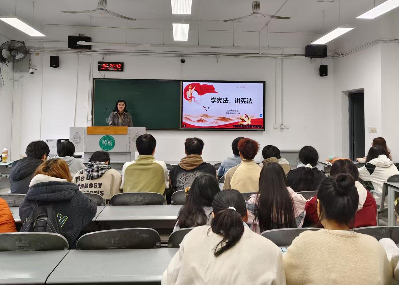 弘扬宪法精神 西华学子在行动