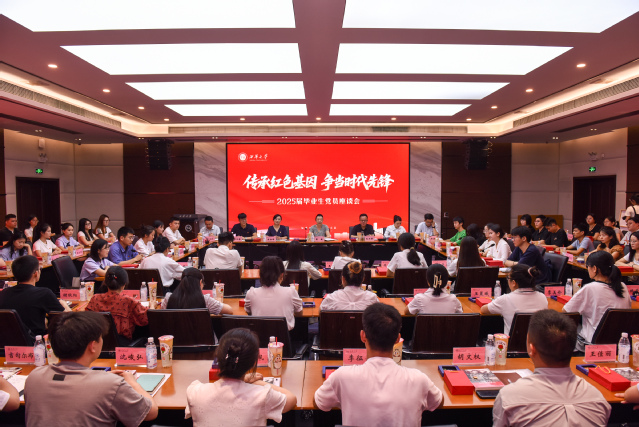 党委书记靳敏、校长李秋实与毕业生党员代表、优秀毕业生代表座谈