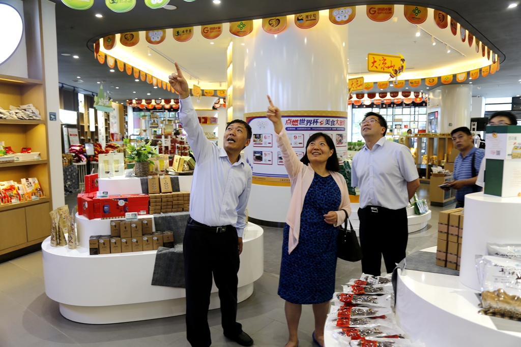 座谈会后,在与会人员的共同见证下,副校长王政书与