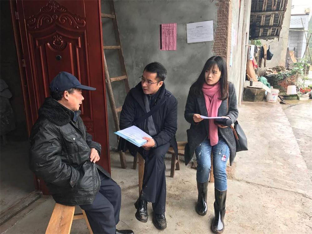 工作组在贫困户家中访谈调查