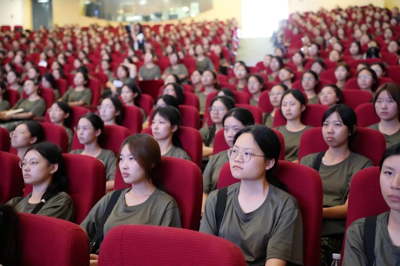 胸怀家国 笃志卓越  党委书记靳敏为新生讲授“开学第一课”
