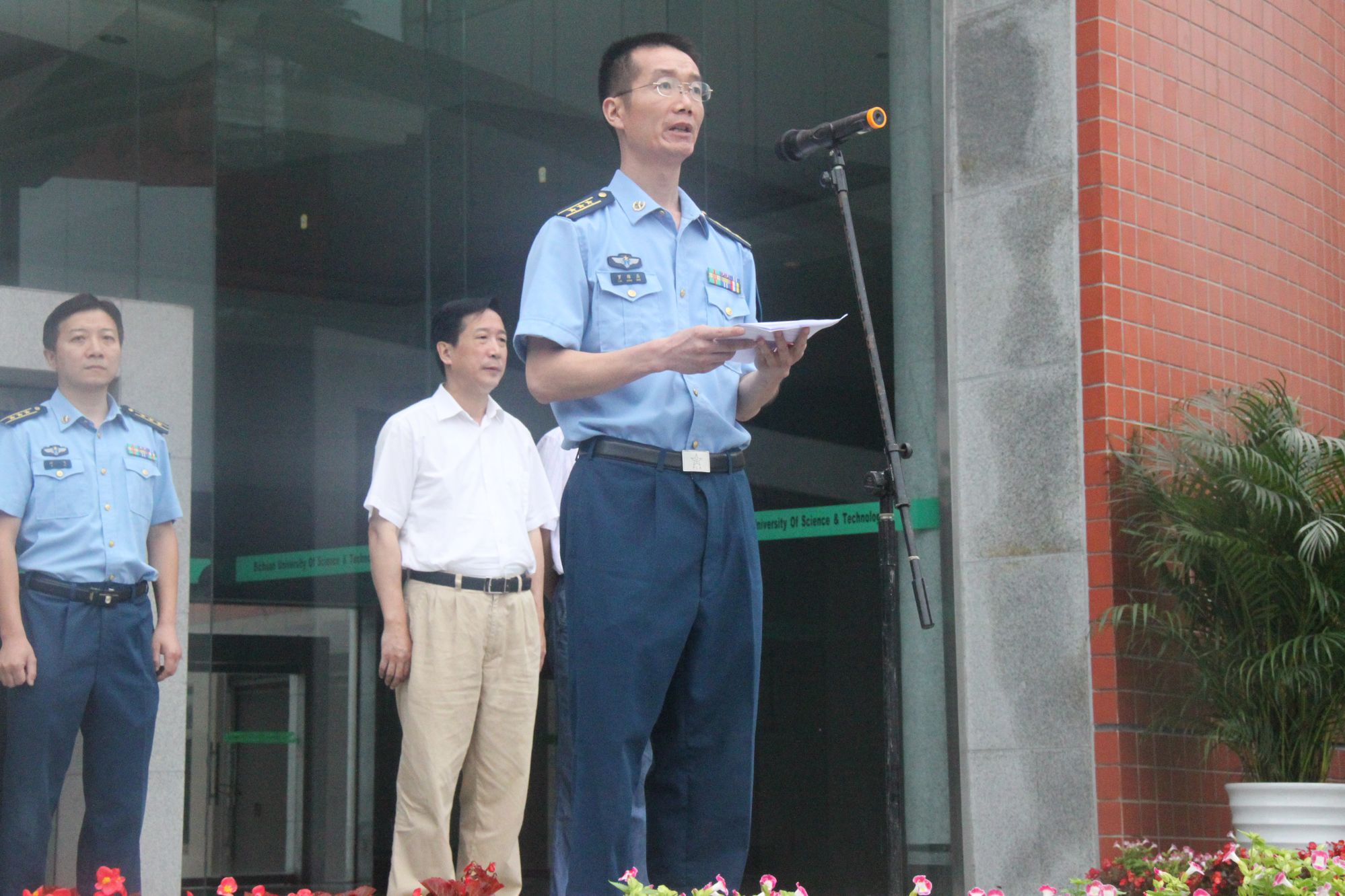 承训部队空军95607部队副政委罗雄兵上校讲话校长孙卫国讲话参训学生