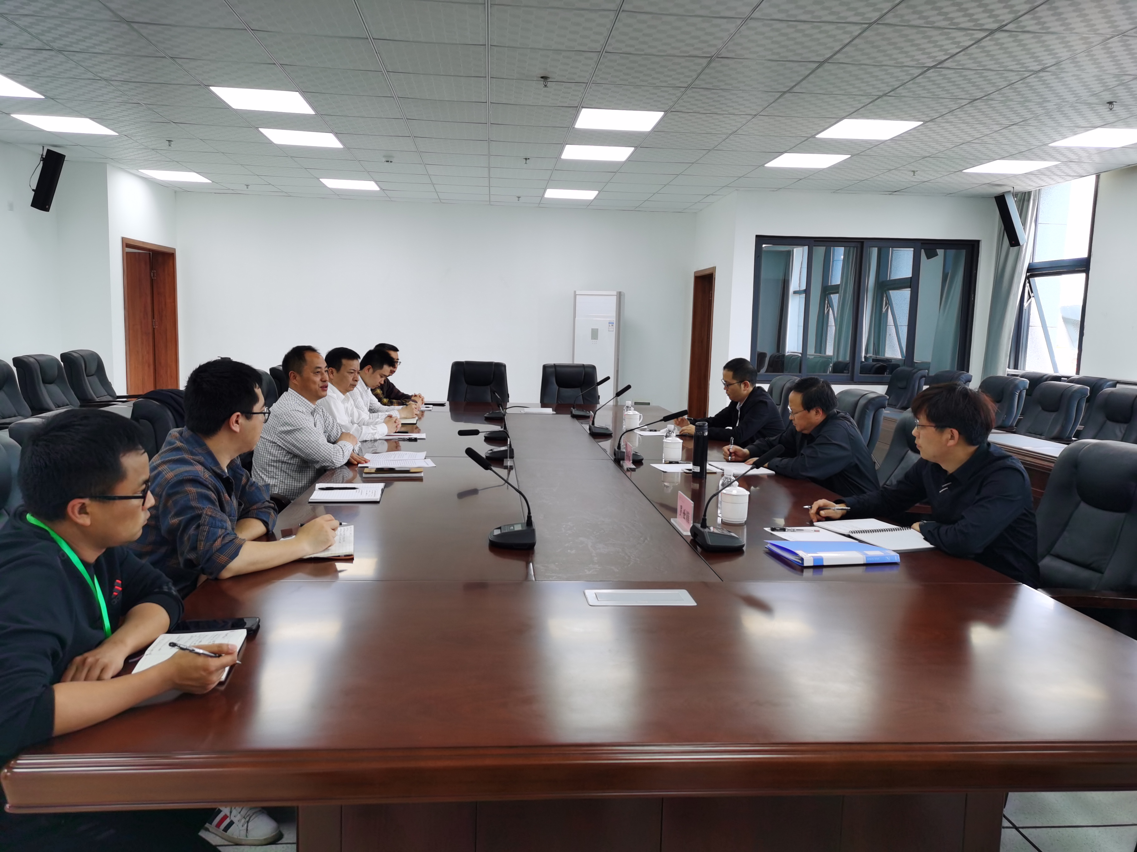 31日上午,李传林还深入各科室关心一线教职工,并代表学校党委向校区