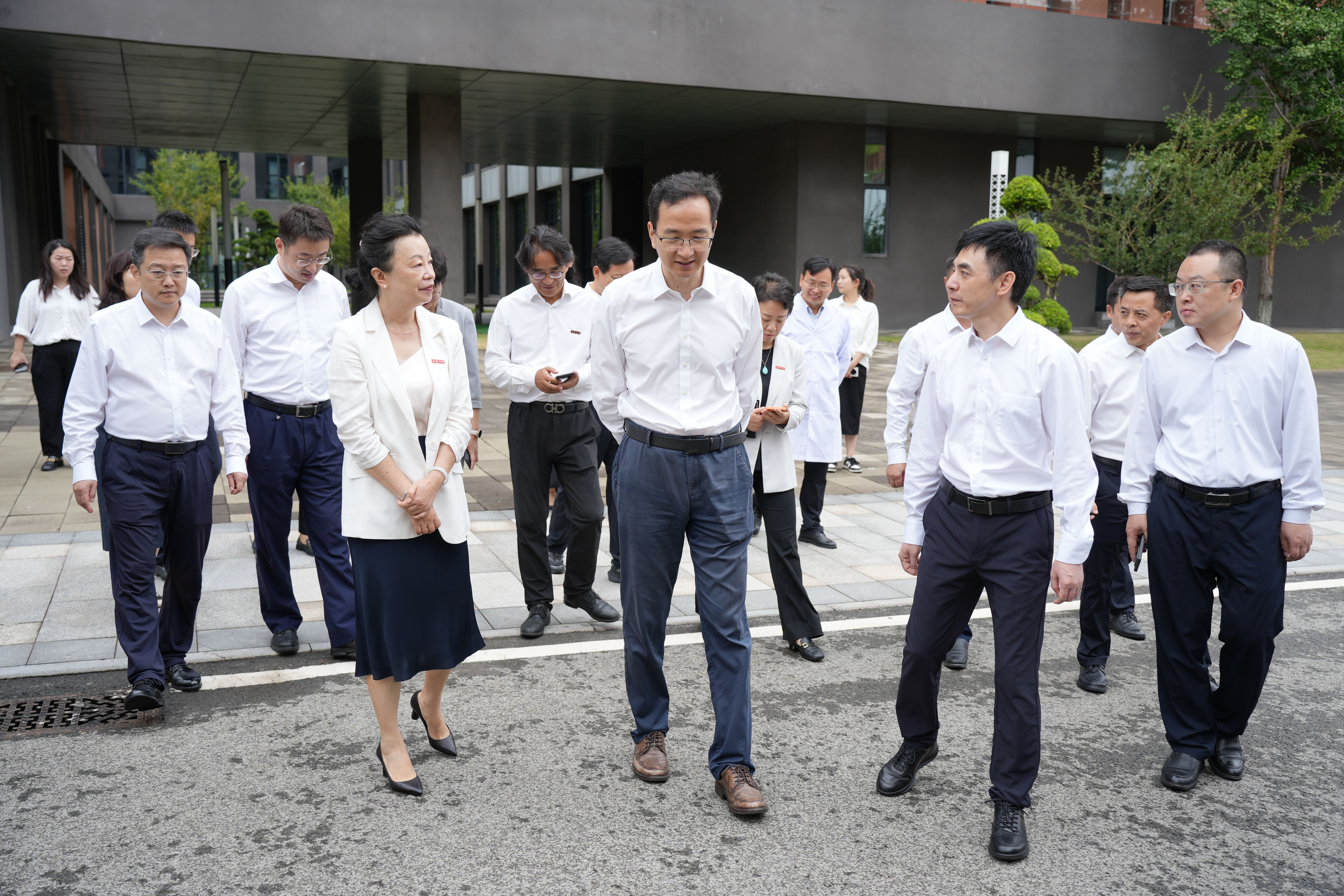 宜宾市委书记方存好调研西华大学宜宾校区